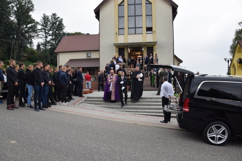 "Tam, na górze, mają z nim teraz wesoło". Ostatnia droga Krystiana Popieli [ZDJĘCIA]