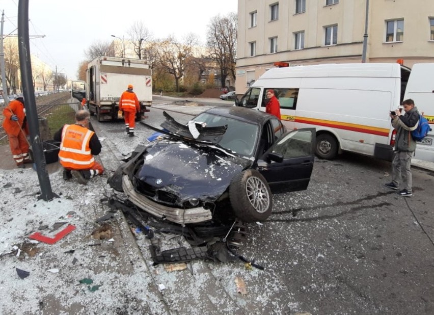 Kierowca bmw wjechał w przystanek tramwajowy. Miał ponad 2 promile! ZDJĘCIA