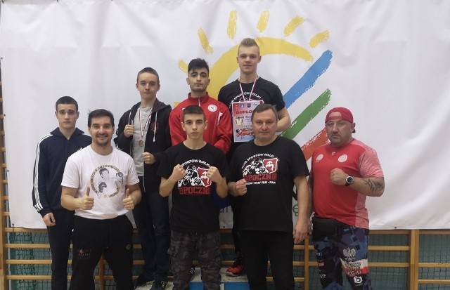 Od prawej stoją: trener UKS Victoria Boxing Łódź Bogdan Szuba, trener K.O. Opoczno Adam Pokusa, Robert Zuba, trener Andrzej Bodnarczuk, Rusłan Kuroczkin. Za nimi na podium od prawej: Antoni Niedziałkowski, Elwir Karimov, Maksymilian Szwed