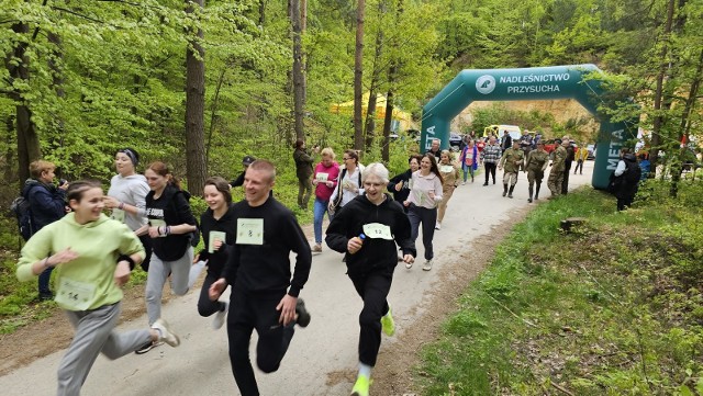 Uczestnicy imprezy biegli szlakami wytyczonymi w Lasach Przysuskich.