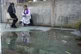 Księża w Bergamo błogosławią tych, którzy cierpią z powodu koronawirusa a potem, coraz częściej, umierają sami