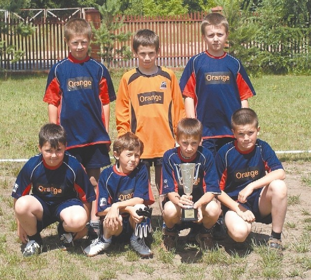 Młodzi piłkarze ze Szkoły Podstawowej w Holonkach zajęli czwarte miejsce w województwie podlaskim w turnieju dziesięciolatków. W nagrodę otrzymali okazały puchar.