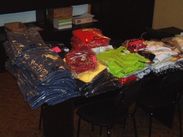 Podczas przeszukania mieszkania policjanci znaleźli blisko 150 sztuk podrabianej odzieży
