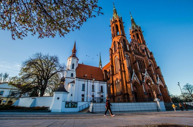 Główna świątynia Archidiecezji białostockiej (po prawej)