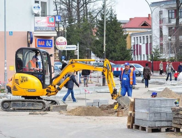 Prace przy budowie ronda na skrzyżowaniu alei Niepodległości, ulic Mickiewicza oraz Szpitalnej mogą się zakończyć już w maju.