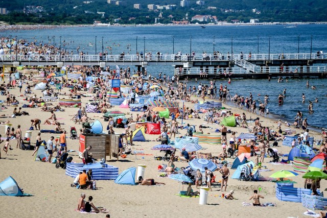 Polskie morze czy zagraniczny wyjazd? W tym roku nad Bałtykiem niemalże każdego dnia można spotkać tłumy turystów.