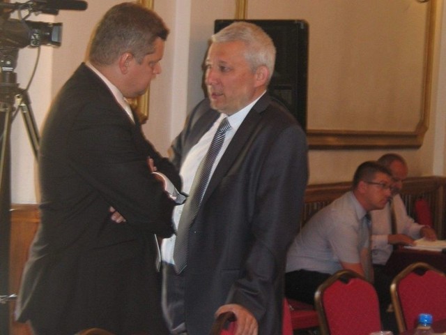 Za absolutorium dla Norberta Mastalerza, prezydenta Tarnobrzega (z lewej) głosował także Andrzej Wójtowicz, jego przeciwnik polityczny, były wiceprezydent miasta.