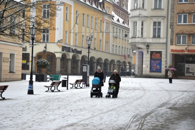 Nie pojawił się podczas świąt, nie było go również w trakcie sylwestrowej nocy. Ale w końcu jest. Pierwszy i noworoczny śnieg na ulicach Zielonej Góry. Jak podoba się mieszkańcom? Był wyczekiwany, czy jednak chcielibyśmy, żeby zniknął?- Mi bardzo podoba się miasto w takiej śniegowej odsłonie - przyznaje z uśmiechem Natalia Kozłowska. - W końcu jest jakiś klimat zimowy. Lepsze to, niż taka szarość. Mam tylko nadzieję, że pogoda nie przesadzi i nie będę musiała przedzierać się przez metrowe zaspy - śmieje się pani Natalia. Kierowcy nie podchodzą już do śniegu z takim entuzjazmem. - Może i miasto wygląda ładnie, ale jeździ się ciężko - mówi Janusz Maliszewski. - Mam nadzieje, że w nocy nie przyjdzie mróz i rano nie będzie tak zwanej szklanki. Gdyby służby bardziej zadbały o posypywanie jezdni, to śnieg kierowcom by nie przeszkadzał - dodaje J. Maliszewski. Pomimo utrudnień w znacznej większości biały puch nie przeszkadza zielonogórzanom. Na deptaku można spotkać wiele spacerujących osób. - Wnuczka, gdy zobaczyła śnieg, przybiegła do mnie i powiedziała, że musimy iść na spacer. Nie mogłam jej odmówić - stwierdza Janina Dudra. - Ubrałyśmy się ciepło i właśnie zmierzamy do parku podziwiać drzewa oprószone śniegiem. Ma to swój urok i magię - dodaje.Jeśli widok zza waszego okna wygląda równie malowniczo, to pochwalcie się nim. Zdjęcia możecie wysyłać na adres glonline@gazetalubuska.pl. W tytule maila wpiszcie "Pierwszy śnieg". Podajcie również, gdzie zrobiliście dane zdjęcie. Fotki opublikujemy na naszej stronie.Przeczytaj również: http://www.gazetalubuska.pl/wiadomosci/gorzow-wielkopolski/g/szymon-i-jakub-przyszli-na-swiat-w-nowym-roku-zdjecia,11646153,22106875/