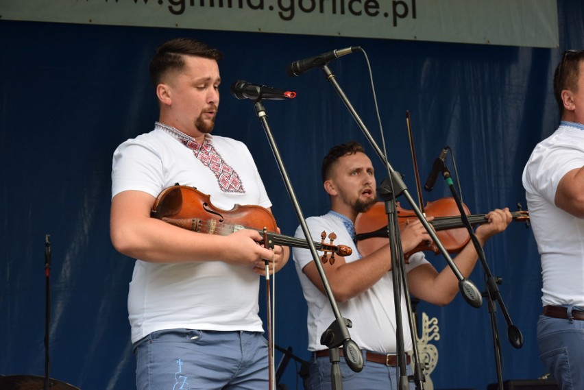 Szymbark. XV Panorama Kultur. W skansenie głośno gra muzyka, jest mnóstwo ludzi, są stoiska z rękodziełem, gospodynie częstują pysznościami