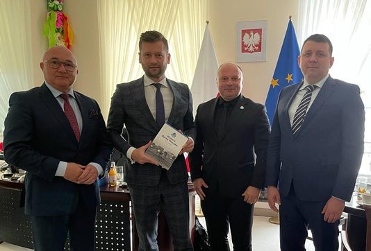 Minister sportu Kamil Bortniczuk spotkał się z prezydentem Chorzowa Andrzejem Kotalą, prezesem Ruchu Sewerynem Siemianowskim i wiceprezydentem Marcinem Michalikiem