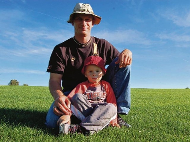Arkadiusz Gumienniczuk (na zdjęciu z synem Markusem) jest właścicielem firmy Trawnik Producent z Turowa koło Szczecinka.