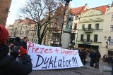 Antyrządowy protest pod pomnikiem Kopernika [ZDJĘCIA]