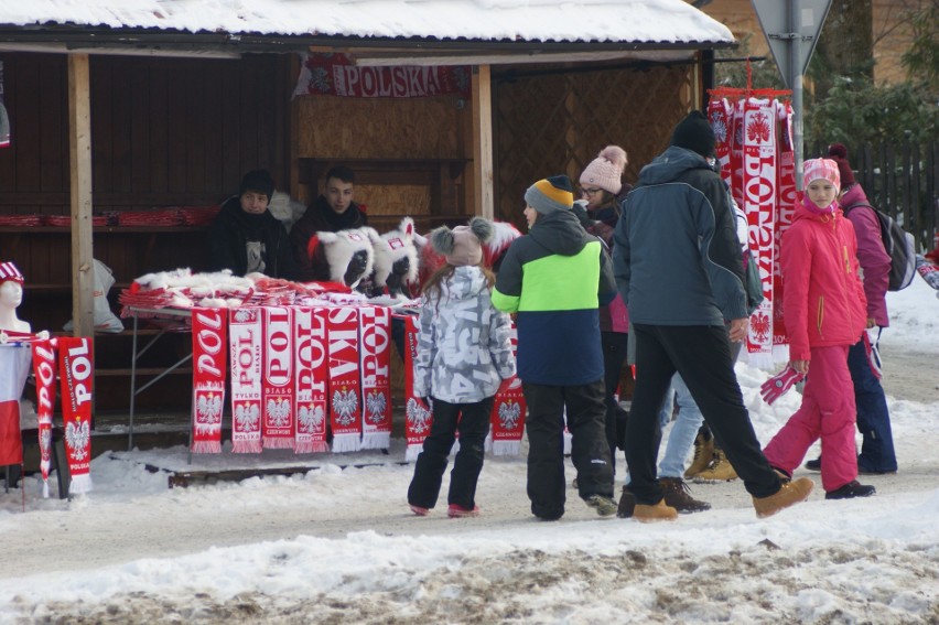 Puchar Świata w skokach: Zakopane opanowali już biało-czerwoni kibice [ZDJĘCIA]