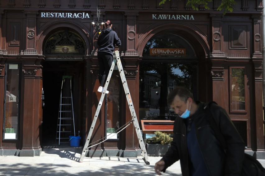 Krakowski Kazimierz wraca do życia. Kelnerzy i fryzjerzy wrócili do pracy [GALERIA] 