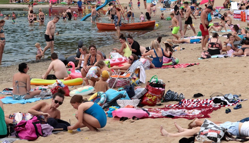 Tłumy na plaży miejskiej w Rudniku