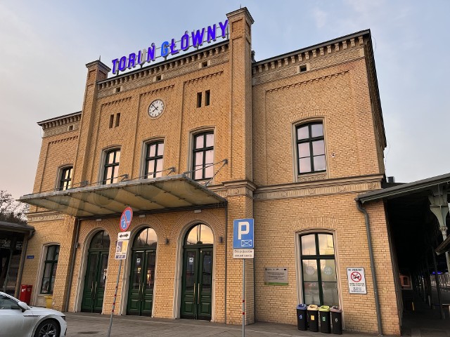 Gruntownie wyremontowany kilka lat temu główny budynek dworca Toruń Główny wzniesiono w 1861 roku. W nim i jego otoczeniu jest wiele ciekawych miejsc