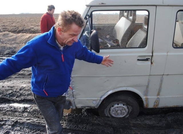 Wczoraj Jan Bukolt wyciągał z błota księdza proboszcza, dziś sam utknął...