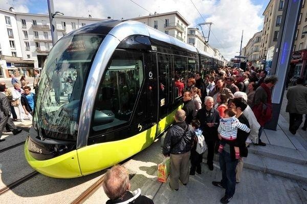 Nowouruchomiony tramwaj we francuskim mieście Brest, nieco mniejszym od Radomia