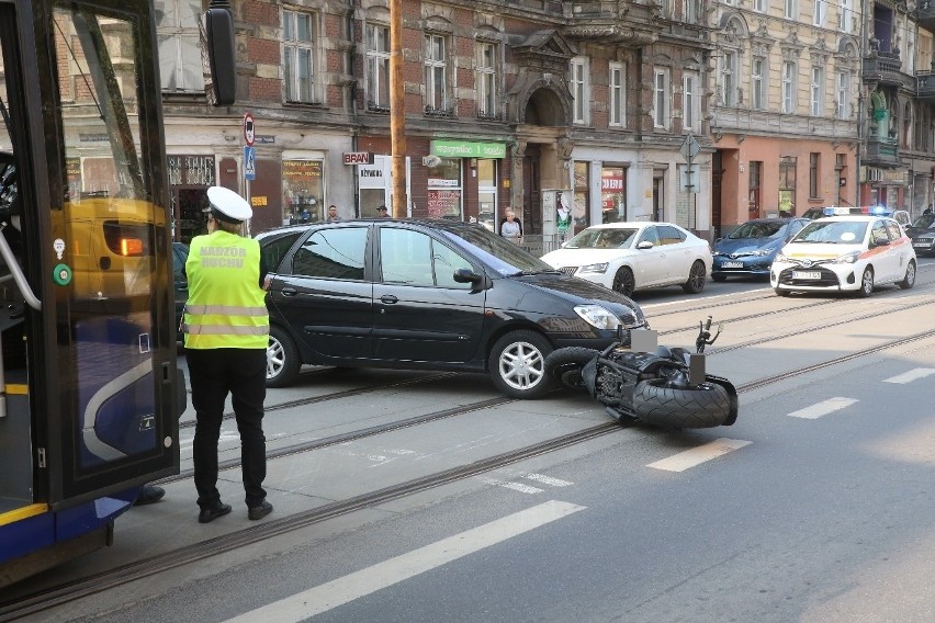 Wypadek na Traugutta. Motocyklista ranny, nie jeżdżą tramwaje (ZDJĘCIA)