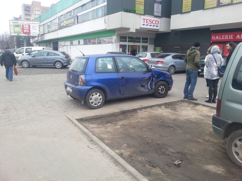Wypadek na ul. Tatrzańskiej. Kierowca wjechał na czerwonym świetle! Jedna osoba ranna [zdjęcia]