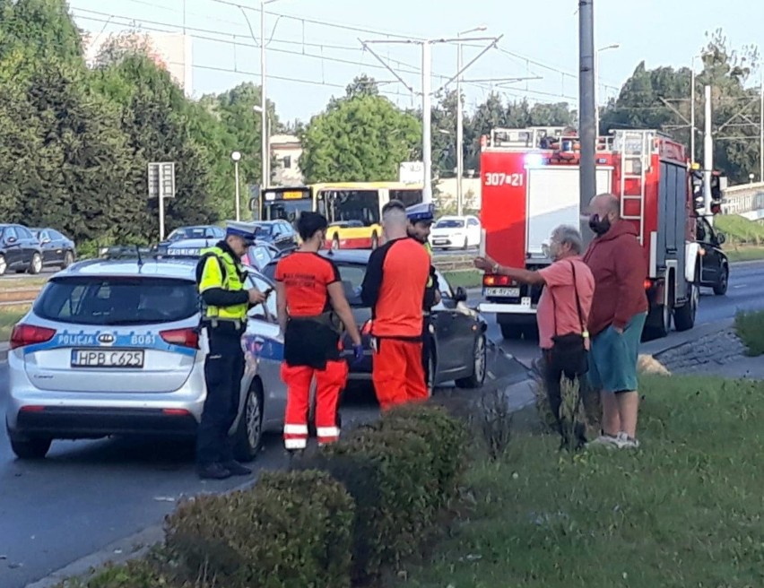 Wypadek dwóch aut na Pilczycach. Kierowca BMW wjechał na skrzyżowanie na czerwonym świetle [ZDJĘCIA]