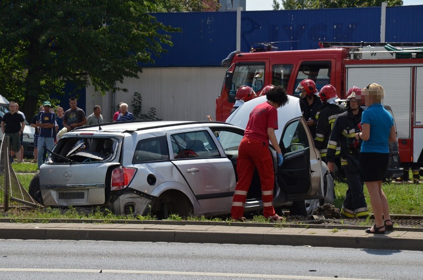 Wrocław: Wypadek na Legnickiej. Opel zablokował torowisko (ZDJĘCIA)