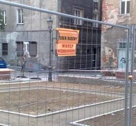 Już nie będzie można parkować pod kościołem w Brzegu. (fot. Tomasz Dragan)