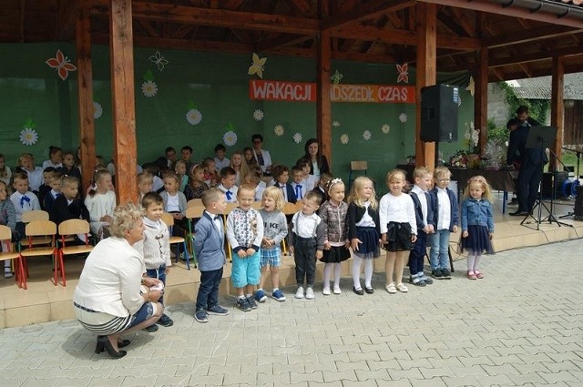 Uczniowie szkół podstawowych, gimnazjalnych i średnich z powiatu pińczowskiego w piątek, 22 czerwca uroczyście zakończyli rok szkolny. Podsumowano sukcesy, wręczono świadectwa, wyróżniono najzdolniejszych uczniów.Teraz wakacje można zaczynać. Zapraszamy do obejrzenie fotorelacji z tego wyjątkowego dnia. Zobacz więcej na kolejnych slajdach.