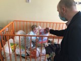 Zajączek przykicał do najmłodszych pacjentów szpitala w Słupsku. Świetna akcja!