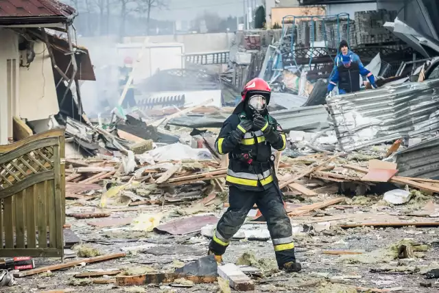 W niedzielę, między godziną 14 a 15 na ul. Łowickiej w Bydgoszczy doszło do potężnego wybuchu, w wyniku którego zawalił się budynek mieszkalny. Huk był tak duży, że wywołał spore zaniepokojenie u części klientów pobliskiej Ikei. Prawdopodobnie w jednym z domów doszło do wybuchu gazu. [Wybuch i zawalenie budynku na ul. Łowickiej w Bydgoszczy].- Prawdopodobną przyczyną zawalenia budynku na ul. Łowickiej w Bydgoszczy był wybuch gazu. Całkowitemu zniszczeniu uległ parterowy budynek mieszkalny w zabudowie szeregowej. W sąsiednim budynku runęła ściana szczytowa, natomiast w okolicznych budynkach wybiło szyby – mówi nam kpt. Aleksandra Starowicz, rzecznik prasowy KM PSP w Bydgoszczy.Rzeczniczka bydgoskich strażaków potwierdza, że w zgłoszeniu była  mowa o czterech osobach przebywających w zawalonym budynku. - Trzem z tych osób udało się wydostać o własnych siłach, natomiast 80-letnia kobieta została wydobyta przez strażaków. Kobieta miała przygniecione nogi, aczkolwiek była przytomna, została natychmiast przekazana pod opiekę lekarzy pogotowia ratunkowego – informuje kpt. Aleksandra Starowicz.Strażacy w dalszym ciągu prowadzą poszukiwania. Do sześciu bydgoskich zastępów straży dołączyła już Grupa Poszukiwawcza z JRG Chełmża. - To grupa, która ma specjalny sprzęt, który pozwala zlokalizować pod gruzowiskiem ewentualne osoby poszkodowane. W drodze jest także grupa poszukiwawcza z Poznania, która z kolei ma odpowiednio przeszkolone psy. Praca obu tych grup ma nam dać stuprocentową pewność, ze pod gruzami już nikt się nie znajduje – dodaje kpt. Aleksandra Starowicz.Eksplozja wywołała spory popłoch wśród osób przebywających w pobliskiej Ikei.- Przez 15 minut nikt nawet nie raczył podać komunikatu, co się stało. Ludzie uciekali. Pierwsza myśl - atak terrorystyczny. Cała Ikea aż się zatrzęsła! - relacjonuje jedna z bydgoszczanek, która była w sklepie, gdy usłyszano wybuch.Ostatecznie klientów uspokojono, że są bezpieczni.Zobacz wideo (autor: Dawid Dziuba)AKTUALIZACJA:O godzinie 18 zakończyło się przeszukiwanie gruzowiska przez specjalnie sprowadzoną z PSP Poznań grupę poszukiwawczą wyposażoną w odpowiednio przeszkolone psy. - Nikogo więcej pod gruzami nie znaleziono. Bilans pozostaje więc taki, jaki były - cztery osoby odnalezione, bez ofiar śmiertelnych - mówiła nam wieczorem kpt. Aleksandra Starowicz, oficer prasowy KM PSP w Bydgoszczy.Po godzinie 19 poszczególne zastępy straży zaczęto odsyłać do swych jednostek, ale na terenie... - Trwać będzie jeszcze zabezpieczanie zewnętrznego zbiornika z gazem propan-butan o pojemności dwóch metrów sześciennych, ponieważ został w nim uszkodzony zwór - dodała kpt. Aleksandra Starowicz.Jak się dowiedzieliśmy,  nie ma na razie pewności, czy ów zbiornik z gazem zasilał budynek mieszkalny, po którym został tylko gruz, czy też inny z obiektów zabudowy szeregowej. Wewnątrz budynku mieszkalnego nie było butli gazowej, choć pojawiała się taka informacja w interneencie. Obiekt, w którym doszło do wybuchu, nie był podłączony do miejskiej sieci gazowej. Co zatem spowodowało eksplozję?- To wyjaśni śledztwo, które będzie prowadzone przez policję. Bardzo istotna będzie dla nas opinia biegłego z zakresu pożarnictwa, który pracował już na miejscu - powiedział nam kom. Przemysław Słomski z KWP w Bydgoszczy.  W poniedziałek policja prowadzić będzie dalsze oględziny w miejscu wybuchu na ul. Łowickiej.W akcji ratunkowej i zabezpieczeniu terenu na ul.  Łowickiej pracowali: JRG 1 i JRG 2 w Bydgoszczy, JRG Szkoły Podoficerskiej Państwowej Straży Pożarnej, zastępy Komendy Miejskiej  Państwowej Straży Pożarnej oraz Komendy Wojewódzkiej Państwowej Straży Pożarnej, Specjalistyczna Grupa Poszukiwawczo-Ratownicza z JRG Chełmża, Specjalistyczna Grupa Poszukowawczo-Ratownicza „Poznań”, zastępy OSP w Czarżu i OSP w Dąbrowie Chełmińskiej. Należy dodać, że jako pierwsi z pomocą przybyli mieszkańcy Łowickiej oraz ulic sąsiednich.(Justyna Tota, sier)