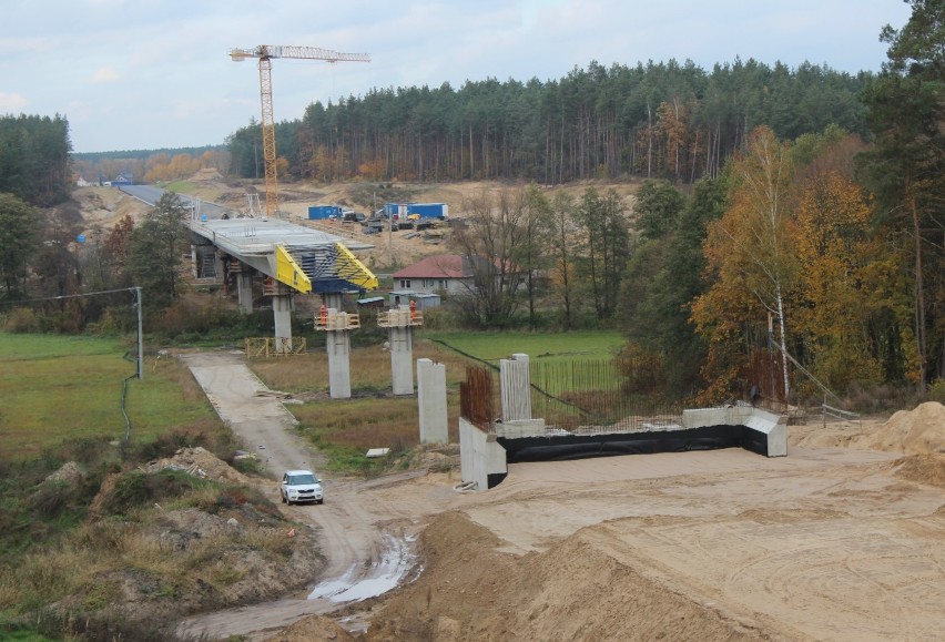Budowa mostu przez dolinę rzeki Wel w ciągu powstającej...