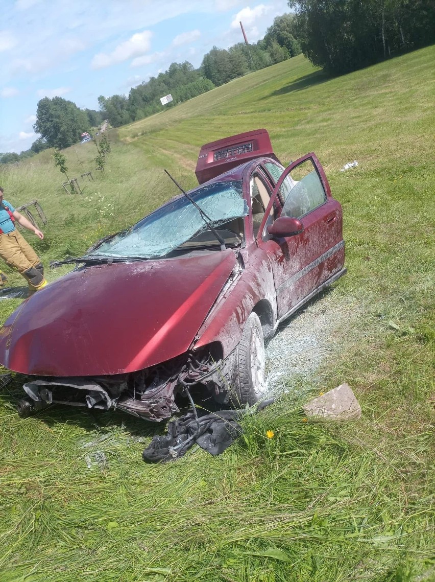 Rogówko. Groźny wypadek na DK 65. Auto dachowało w rowie, chwilę potem pojawił się ogień