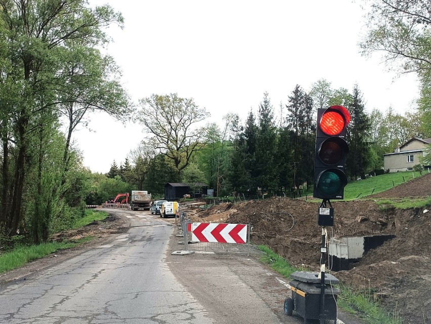 Utrudnienia na drodze powiatowej w gminie Skawina. Trwa modernizacja traktu, budowa kanalizacji, ścieżki rowerowej i muru oporowego