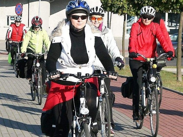 Stu pięćdziesięciu kolarzy w różnym wieku obu płci pojawiło się na starcie trzydniowego Ogólnopolskiego Zlotu Turystyki Rowerowej "Cyklista na piątkę"