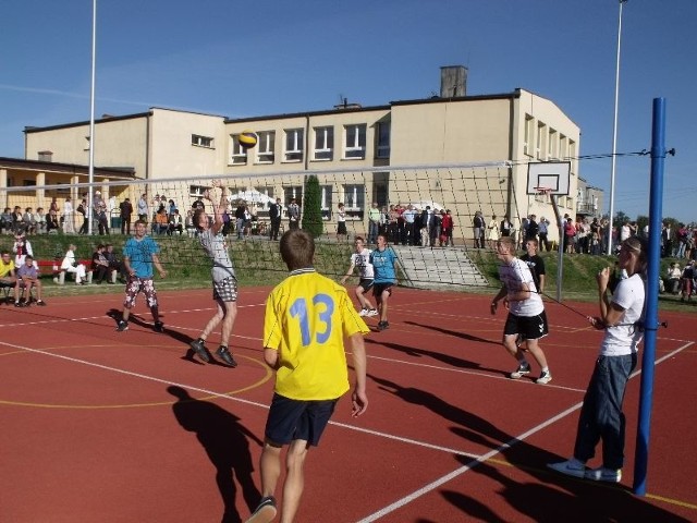 Zaraz po otwarciu kompleksu sportowego rozegrany został mecz w piłkę siatkową.