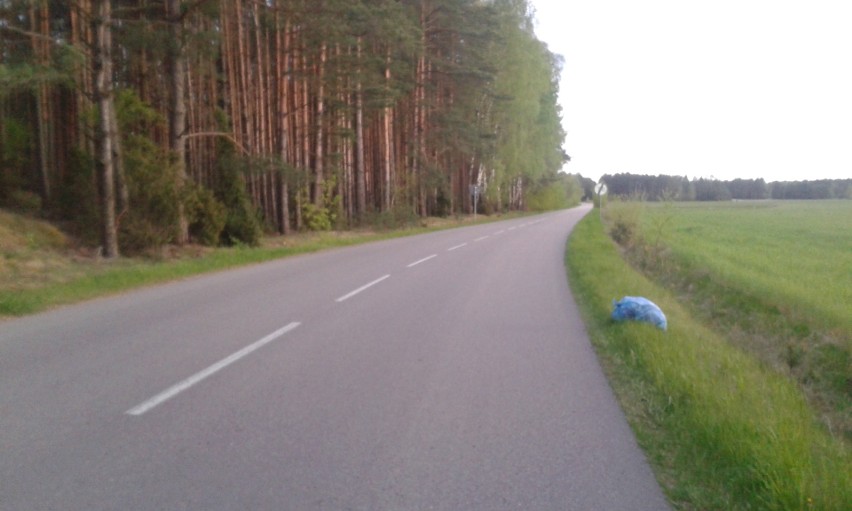 Olszewo-Borki. Worki ze śmieciami w lesie. Kto je tam zostawił?