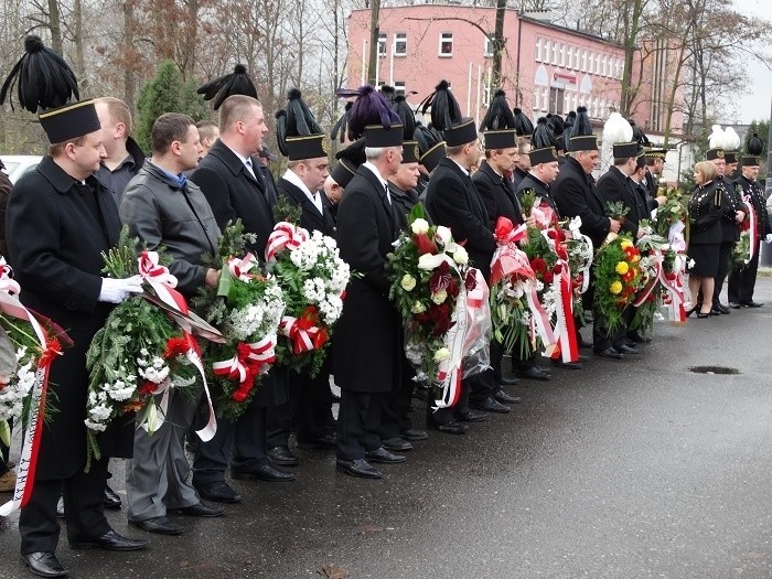 Katastrofa w kopalni Halemba: Kwiaty i znicze w 8 lat po tragedii. Wyroku nadal nie ma [ZDJĘCIA]