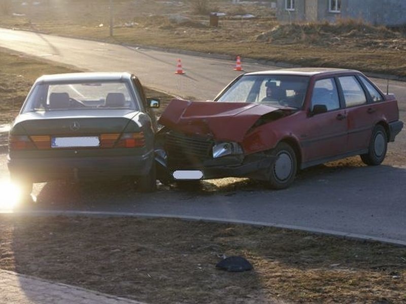 Groźny wypadek na skrzyżowaniu W aucie była kobieta z trójką dzieci! [FOTO]