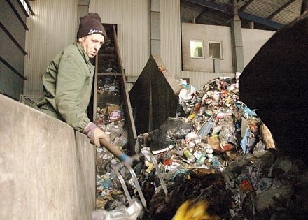 Opozycja zarzuca władzom miasta, że 15 mln zł dochodów w budżecie stanowią pieniądze ze sprzedaży Zakładu Utylizacji Odpadów, który nie został jeszcze... sprzedany. Na zdjęciu Piotr Leśny pracuje przy wstępnej selekcji odpadów.