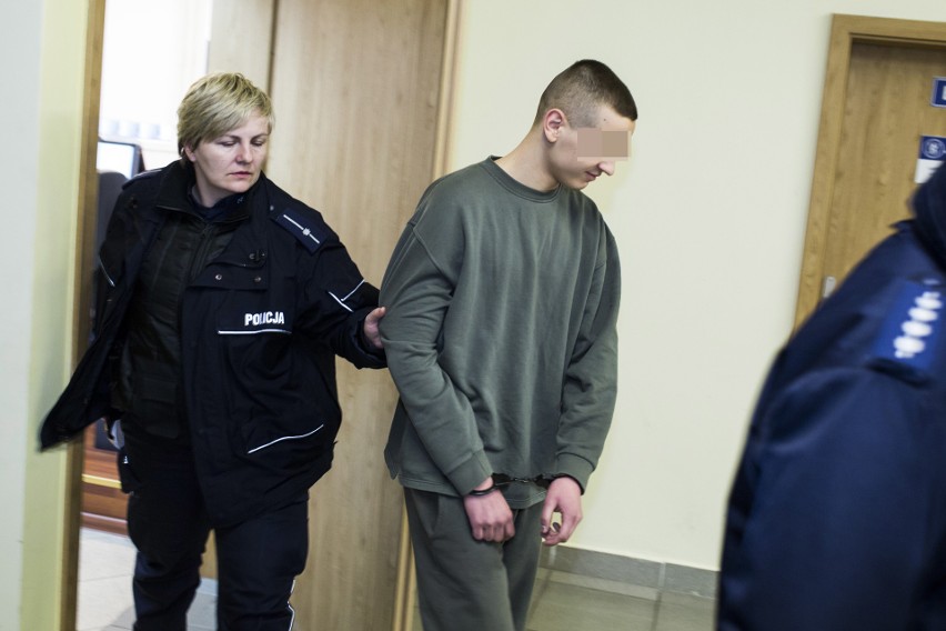 Mężczyźni podejrzewani o zaatakowanie policjantów zostali doprowadzeni do krakowskiego sądu 