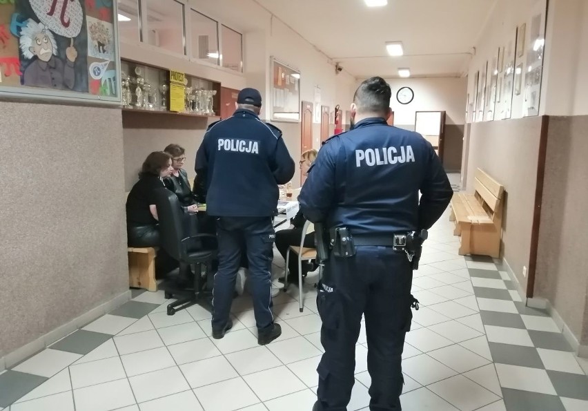 Policja na egzaminach gimnazjalnych w szkołach w Ostrowcu Świętokrzyskim oraz Masłowie i Zagnańsku