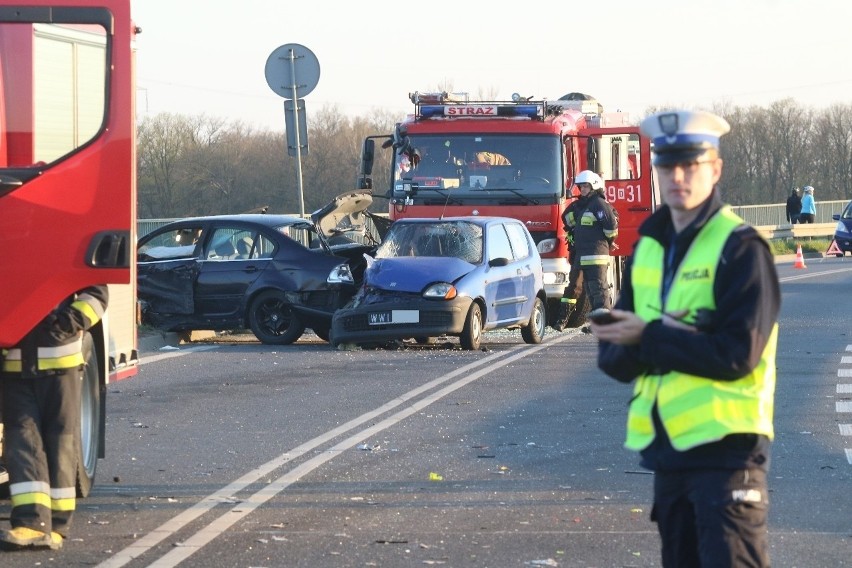 Wypadek cysterny i dwóch aut osobowych na wschodniej obwodnicy Wrocławia