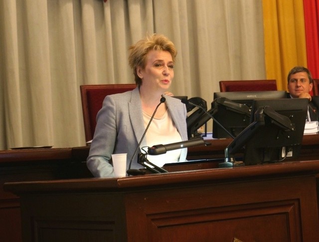 Hanna Zdanowska, prezydent Łodzi przemawia na środowej sesji.