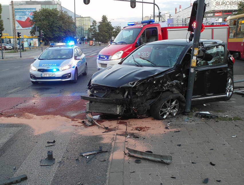 Wypadek dwóch samochodów na skrzyżowaniu Radwańskiej i...