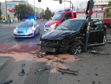 Wypadek na Radwańskiej w Łodzi. Kierowcy samochodów twierdzili, że na skrzyżowanie wjechali na zielonym [ZDJĘCIA]
