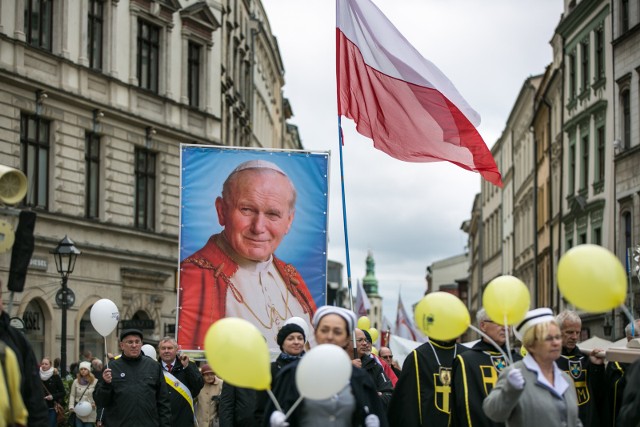 W niedzielę 02.04.2023 ulicami wielu miast Polski przejdzie narodowy marsz papieski