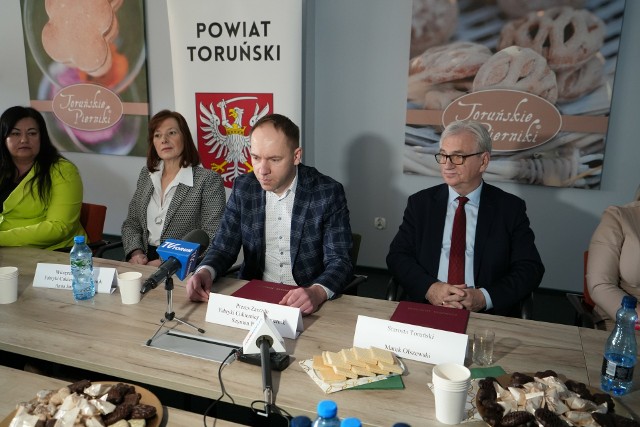 Porozumienie o współpracy przy realizacji kampanii promocyjnej "Co ma piernik do wiatraka?" podpisali prezes Fabryki Cukierniczej "Kopernik" Szymon Poliński (z lewej) i starosta toruński Marek Olszewski