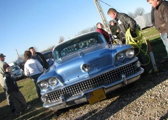 Amerykański buick special był najpiękniejszym samochodem na dzisiejszej giełdzie samochodowej w Rzeszowie.