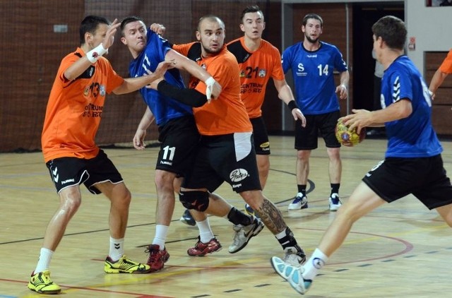 W ostatnich sparingach gracze KSZO (pomarańczowe koszulki) mieli okazję przećwiczyć kilka schematów gry. Na zdjęciu od lewej Rafał Jamioł, Adrian Wojkowski i Radosław Pomiankiewicz.