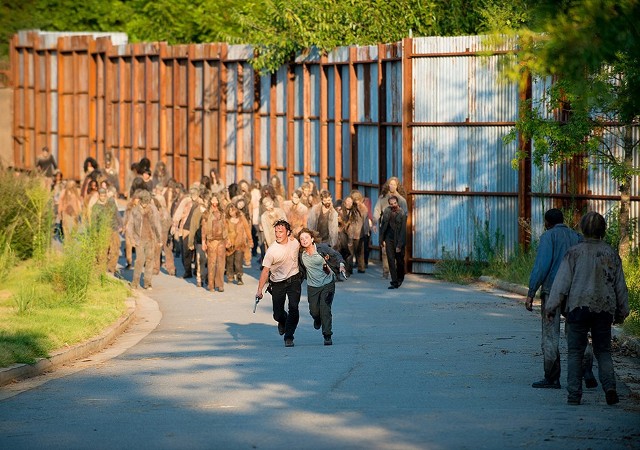 Rick i Deanna uciekają przed zombie.Gene Page/AMC